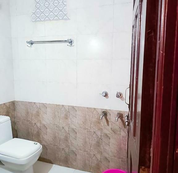 اتاق لوکس, Near Hauz Khas Fort