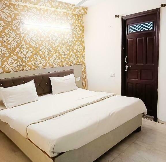 Quarto Deluxe, Near Hauz Khas Fort