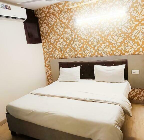 اتاق لوکس, Near Hauz Khas Fort