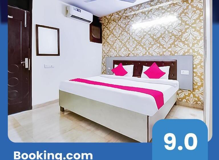 اتاق لوکس, Near Hauz Khas Fort