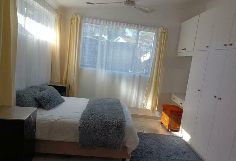 غرفة عائلية, Cosmic Moments Guest House