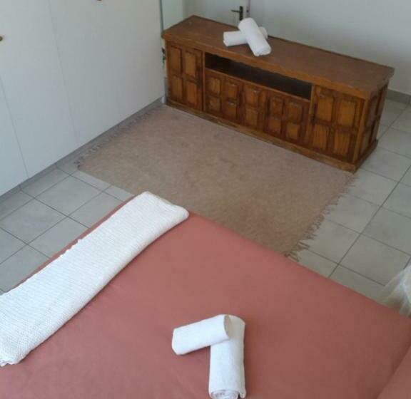 غرفة عائلية, Cosmic Moments Guest House