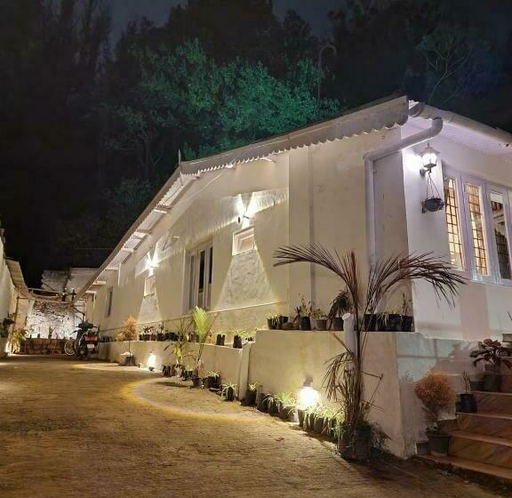 Standart Oda, Bob S Haven Bungalow