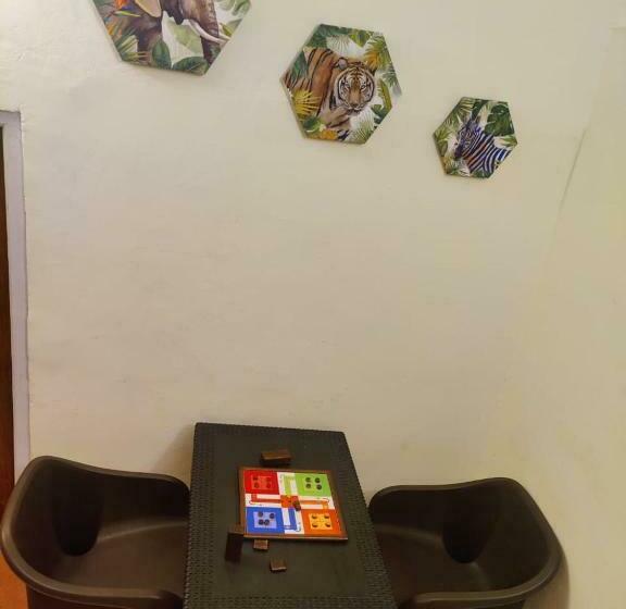 Standart Oda, Bob S Haven Bungalow