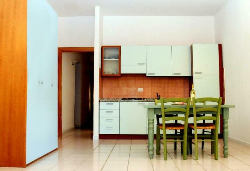 شقة غرفة واحدة, Residence With Private Beach In Marinella