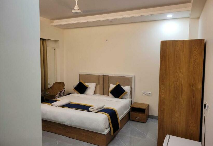 חדר קלאסי לשלושה, Oyo Flagship Rao G