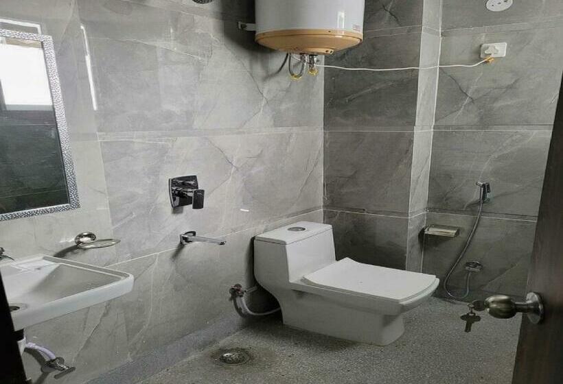 חדר קלאסי לשלושה, Oyo Flagship Rao G