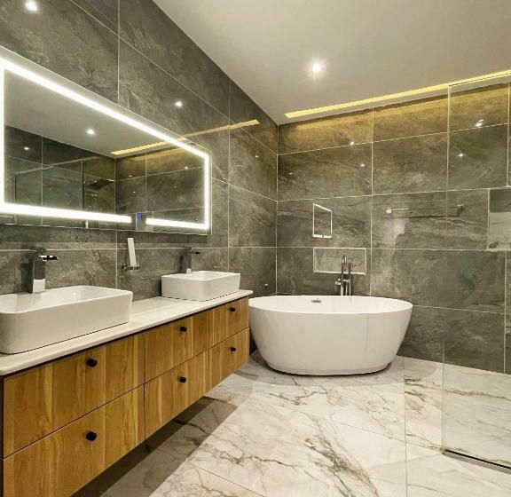 اتاق لوکس با تخت بزرگ, Studio 6