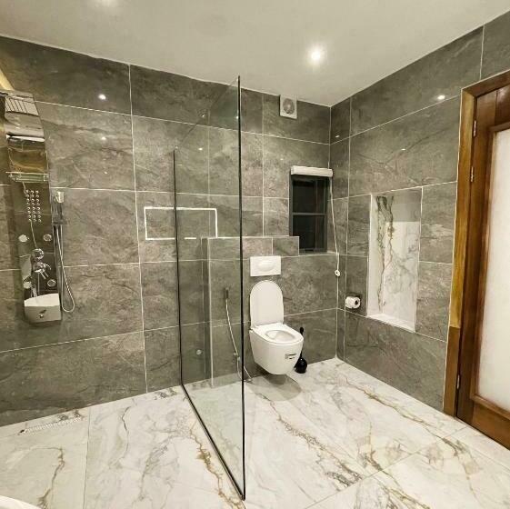 اتاق لوکس با تخت بزرگ, Studio 6