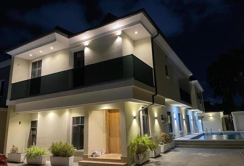 اتاق لوکس با تخت بزرگ, Studio 6