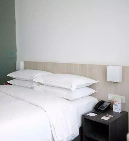 キングサイズベッドのスタンダードルーム, Four Points By Sheraton Jakarta Thamrin