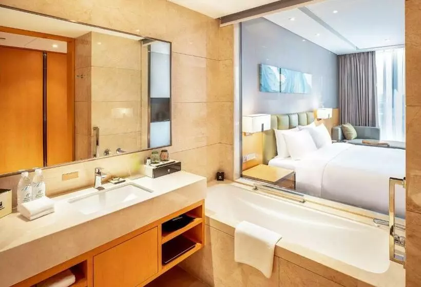 キングサイズベッドのスタンダードルーム, Holiday Inn Neijiang Riverside, An Ihg