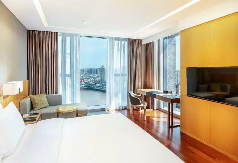 キングサイズベッドのスタンダードルーム, Holiday Inn Neijiang Riverside, An Ihg