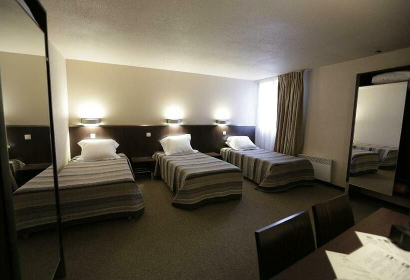 غرفة قياسية ثلاثية, Au Petit Caporal