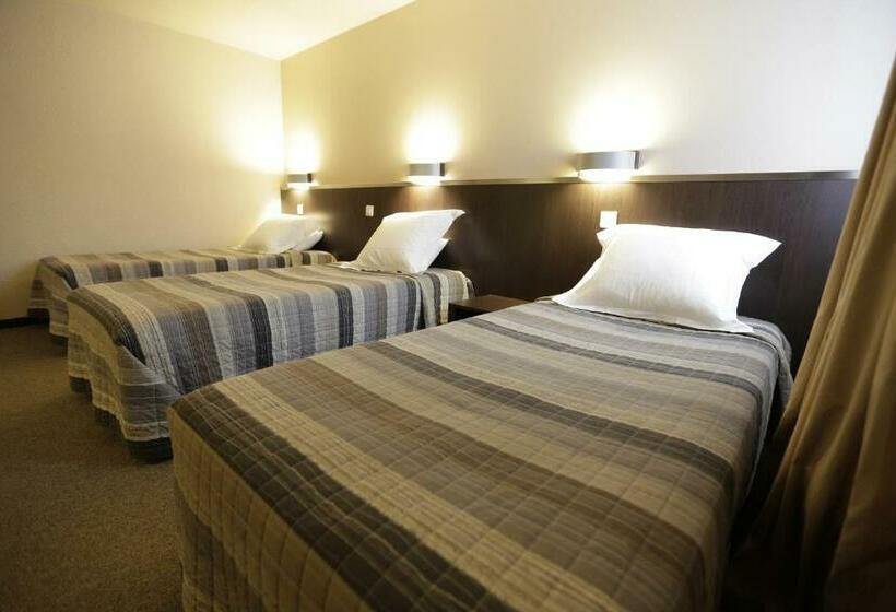 غرفة قياسية ثلاثية, Au Petit Caporal