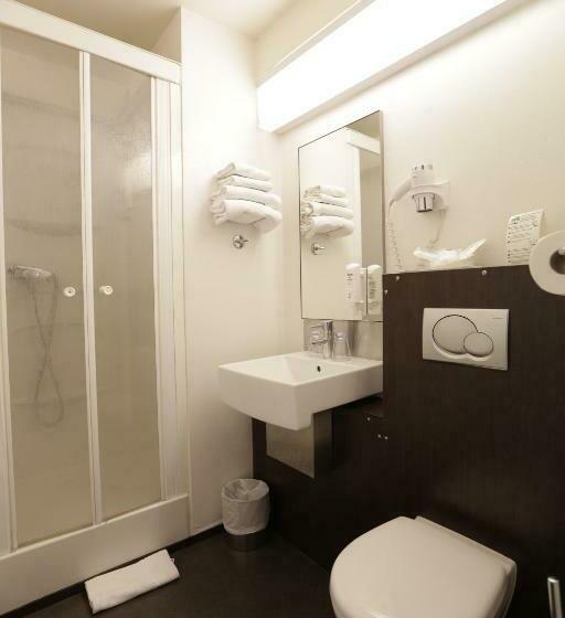 غرفة قياسية رباعية, Au Petit Caporal