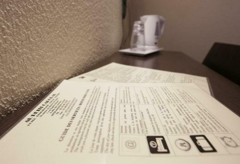 غرفة قياسية ثلاثية, Au Petit Caporal