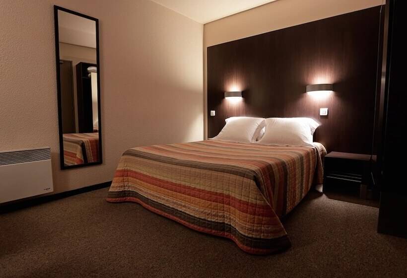 غرفة قياسية ثلاثية, Au Petit Caporal