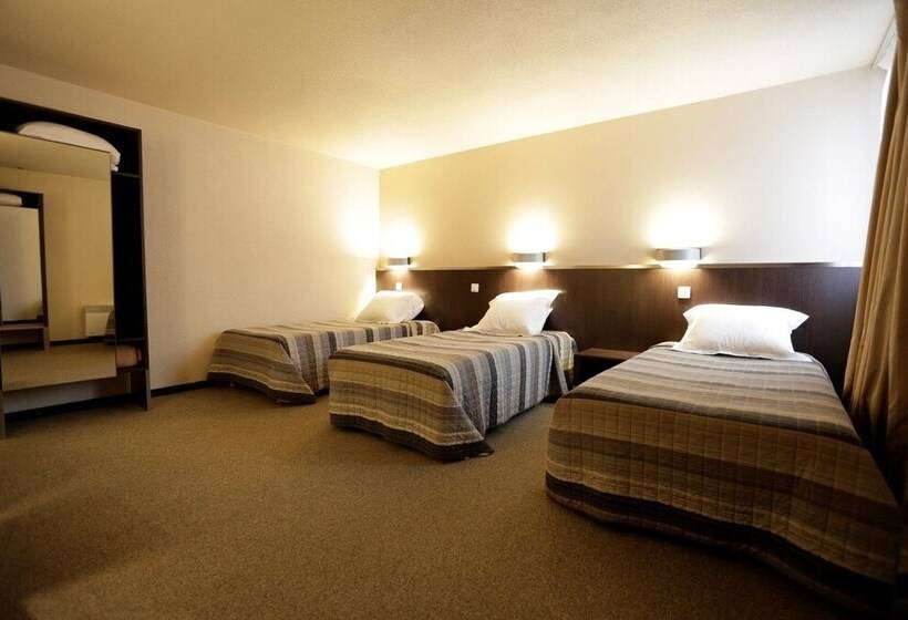 غرفة قياسية ثلاثية, Au Petit Caporal