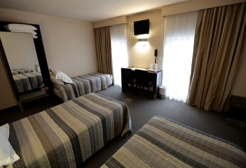 غرفة قياسية ثلاثية, Au Petit Caporal