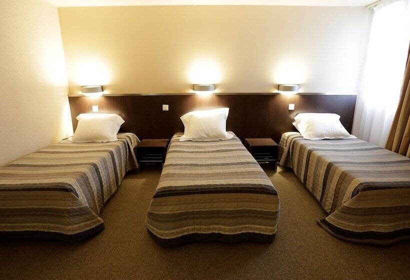 غرفة قياسية ثلاثية, Au Petit Caporal