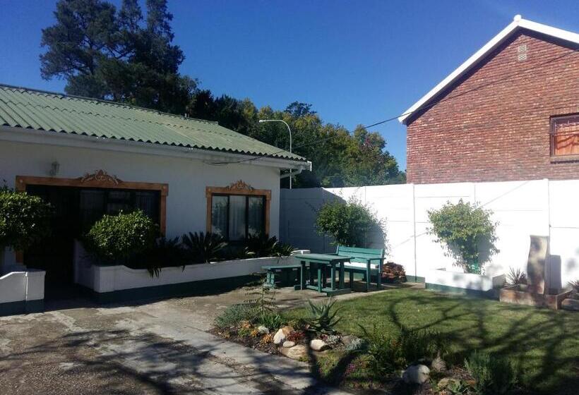 דירת שלושה חדרים, Alpine Inn