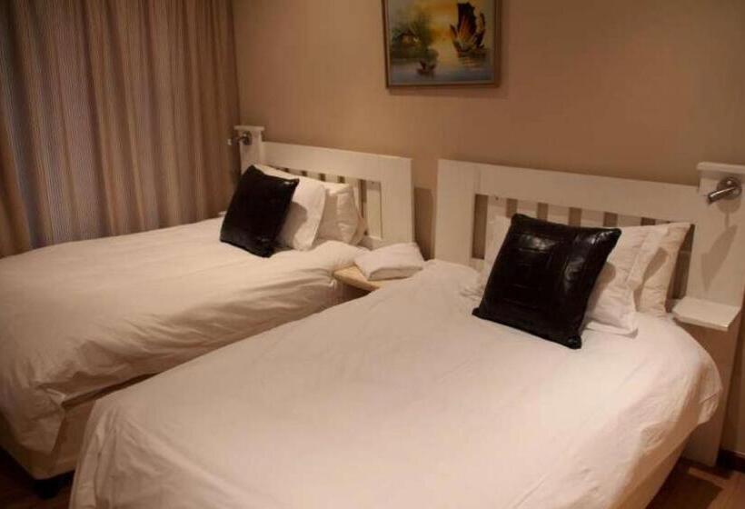 דירת שלושה חדרים, Alpine Inn