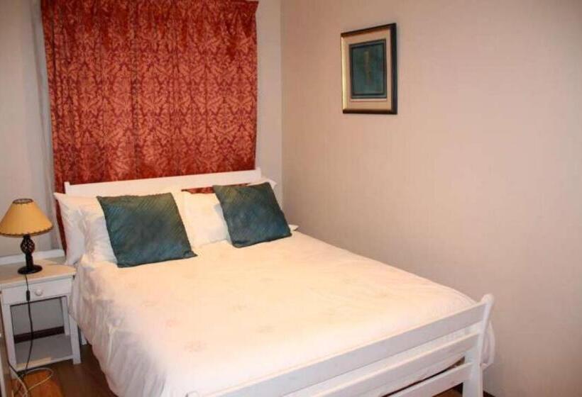 דירת שלושה חדרים, Alpine Inn