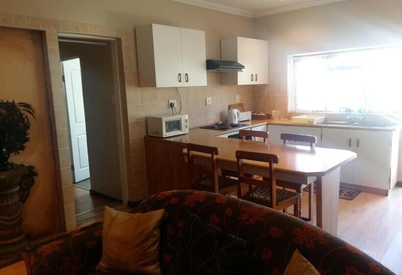 דירת שלושה חדרים, Alpine Inn