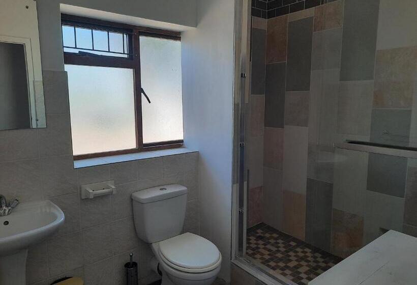 דירת שלושה חדרים, Alpine Inn