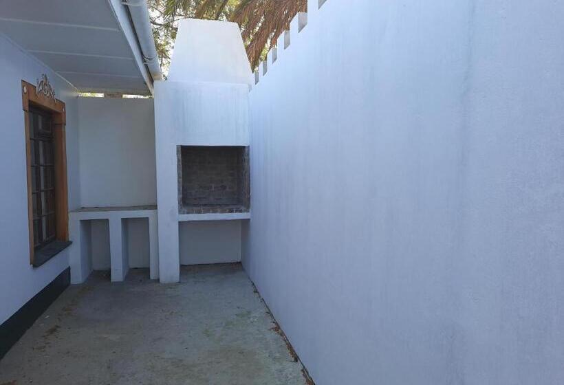 דירת שלושה חדרים, Alpine Inn