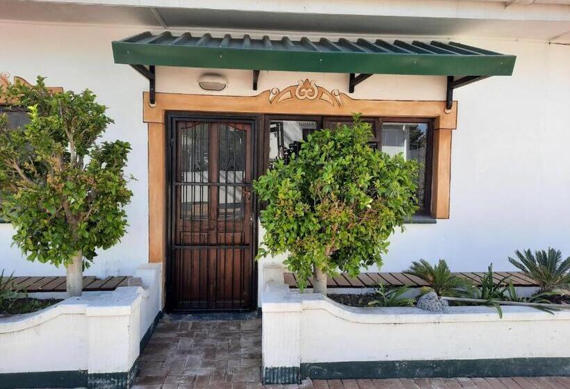 דירת שלושה חדרים, Alpine Inn