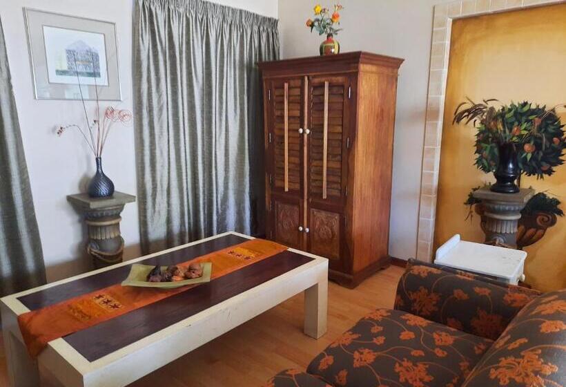 דירת שלושה חדרים, Alpine Inn