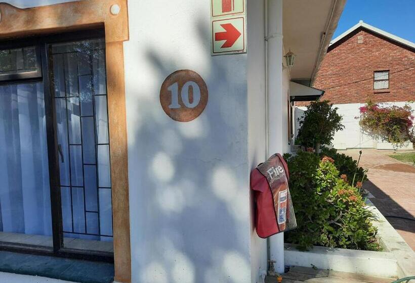 דירת שלושה חדרים, Alpine Inn