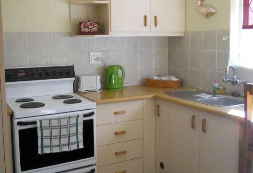 דירת שלושה חדרים, Alpine Inn