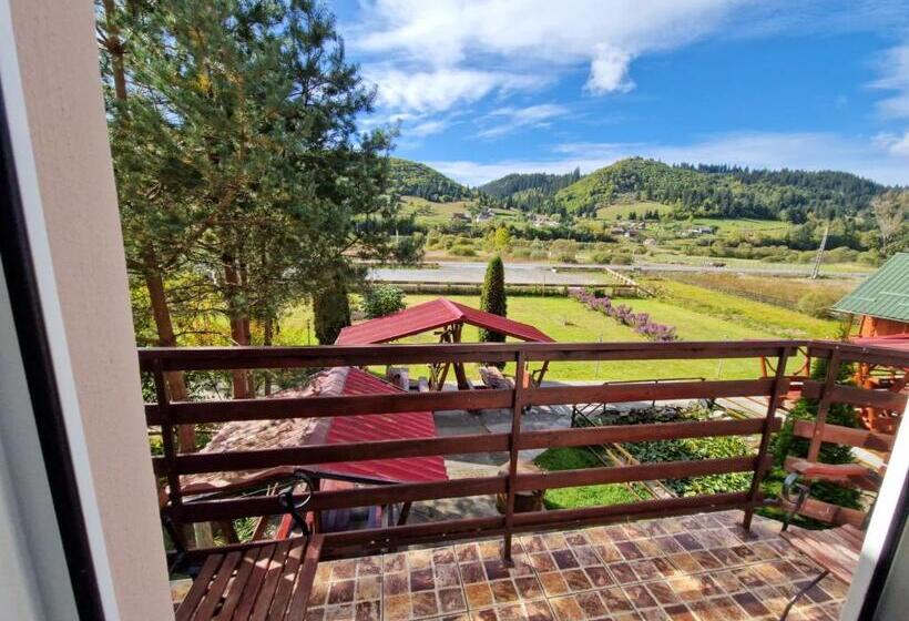 חדר סטנדרט לשלושה עם מרפסת, Complex Caprioara Toplita