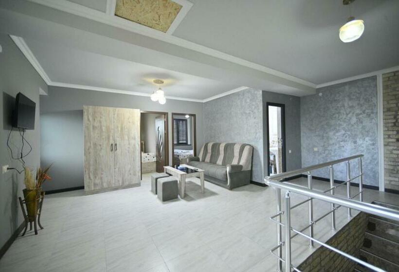 سوئیت 2 خوابه, Artstar