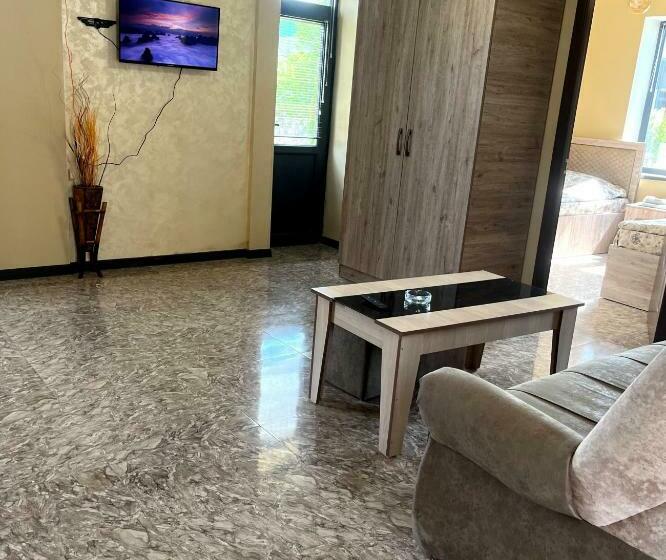 اتاق خانوادگی, Artstar