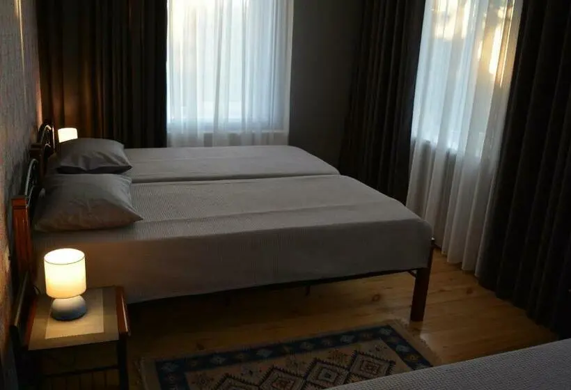 اتاق استاندارد سه تخته با چشم‌انداز باغ, Velio Guest House