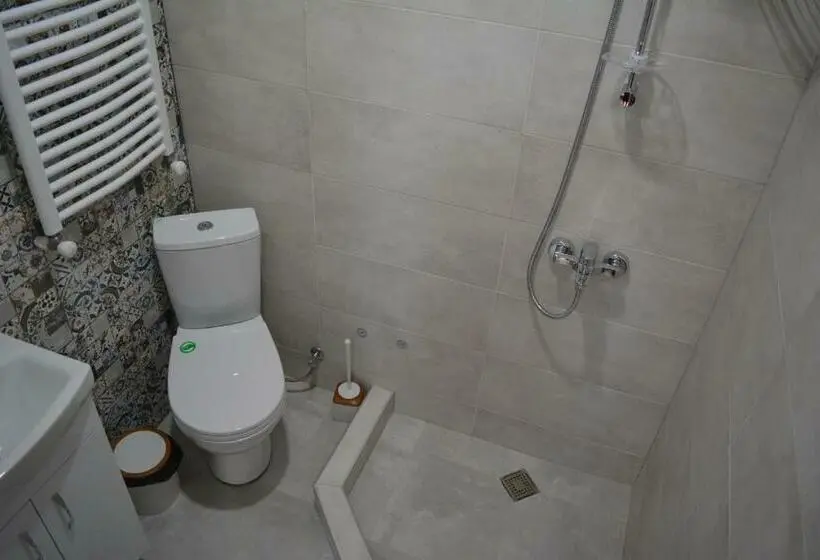 اتاق استاندارد سه تخته با چشم‌انداز باغ, Velio Guest House