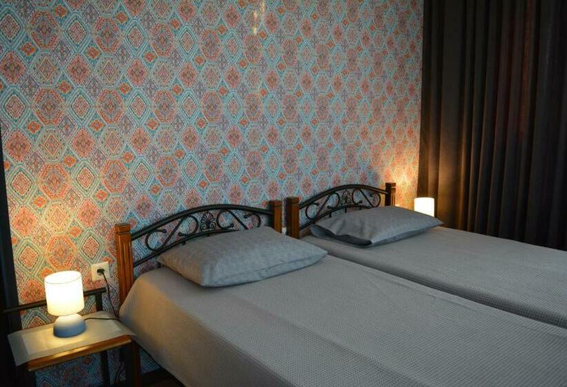 اتاق استاندارد سه تخته با چشمانداز باغ, Velio Guest House