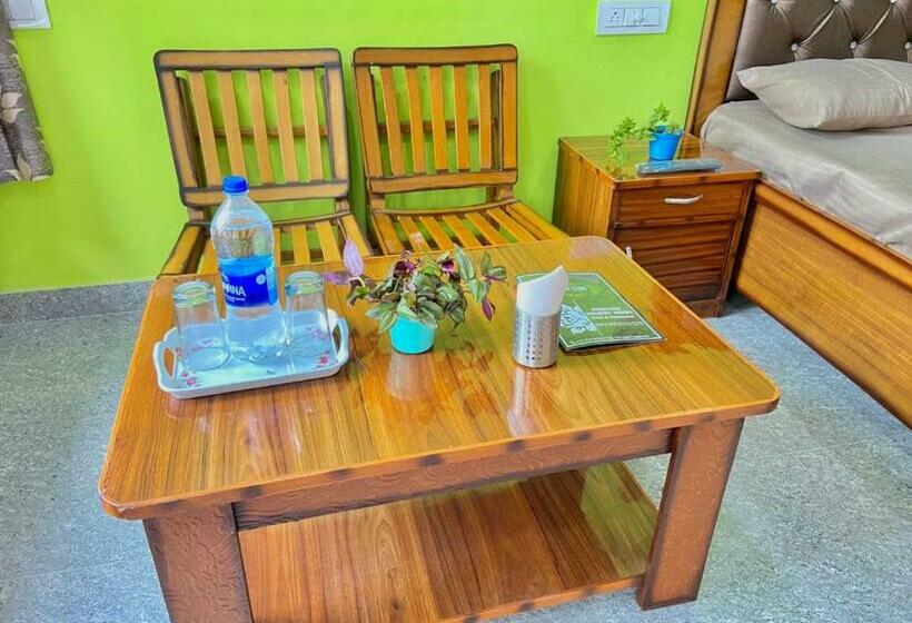 إستديو قياسى مزود بشرفة, Himalayan Holiday Homez