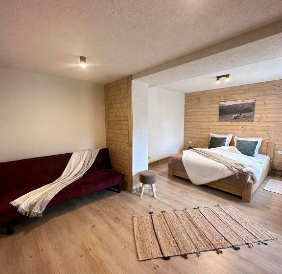 庭の見えるスタンダードトリプルルーム, Pensiunea Rodica