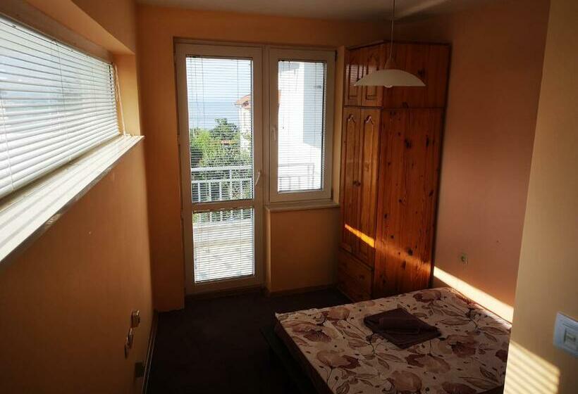 חדר אקונומי, Black Sea Pearl