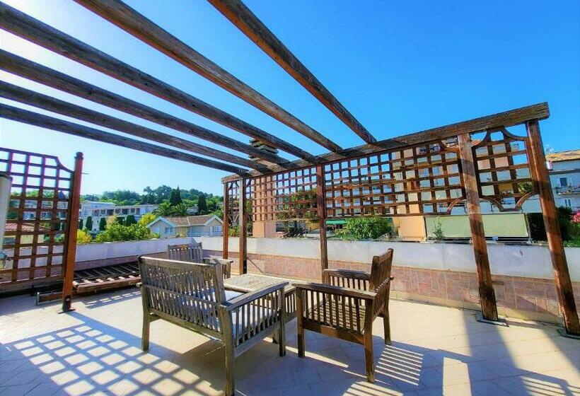 带露台的高档房间, Niki S Rooms