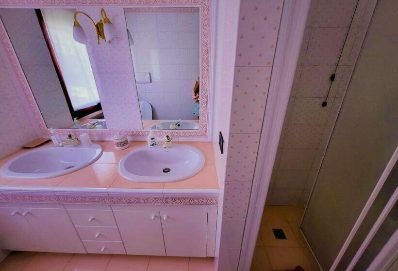 高级家庭房间, Niki S Rooms