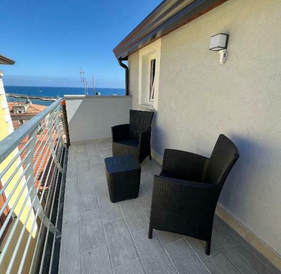 اتاق استاندارد با بالکن, Flamingo Suites