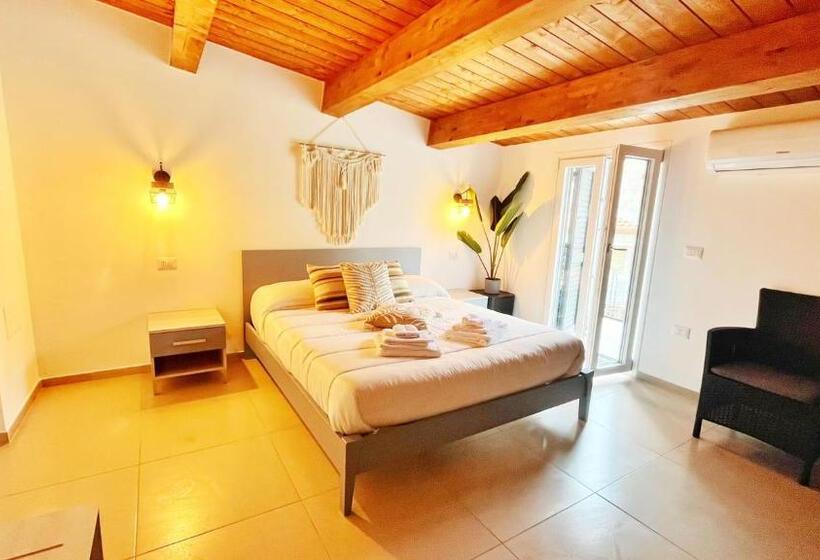 اتاق استاندارد با بالکن, Flamingo Suites