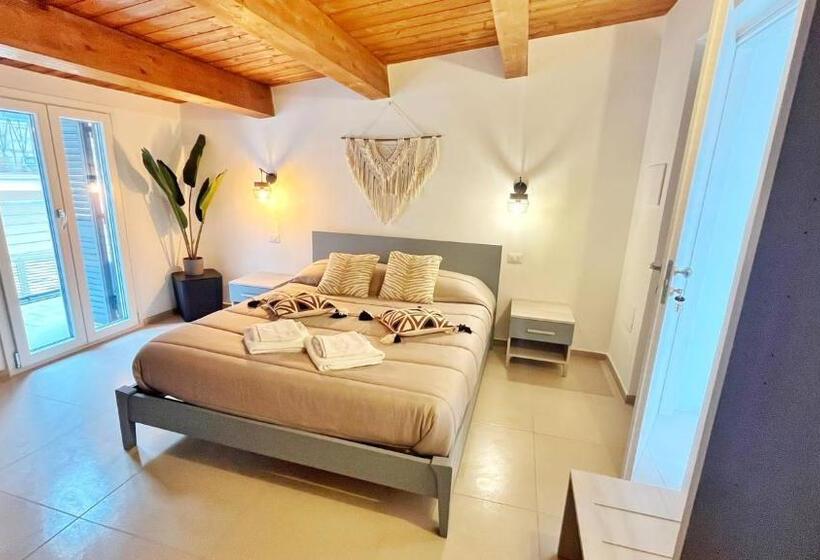 اتاق استاندارد با بالکن, Flamingo Suites