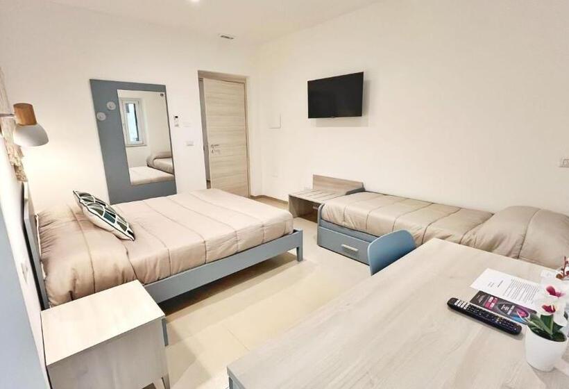 اتاق استاندارد سه تخته با بالکن, Flamingo Suites